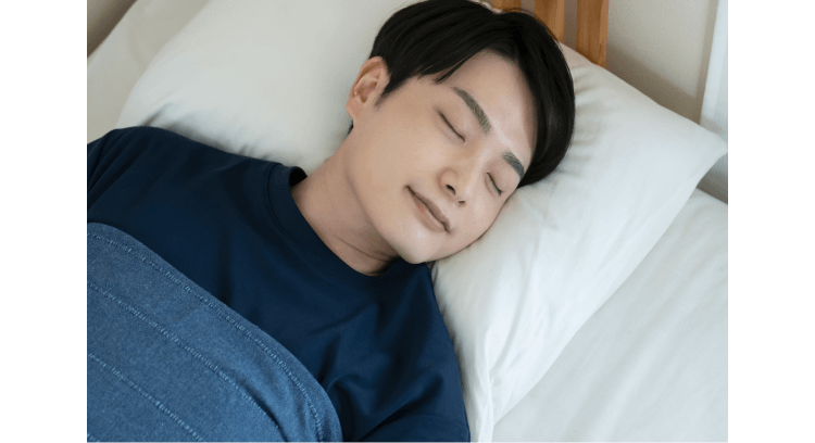 睡眠中の男性