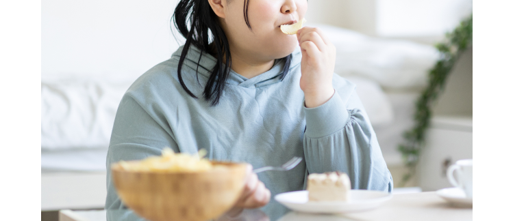 食事中の女性