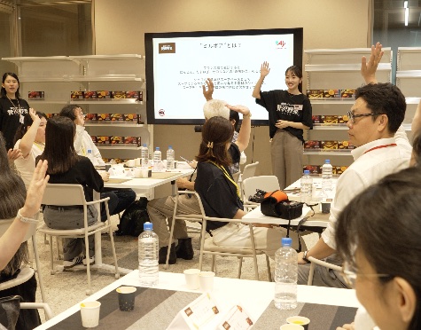 正解発表の場面。会場の参加者が一斉に手を挙げる様子