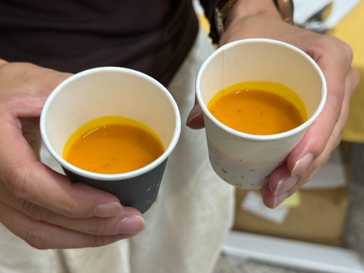 黒と白、2つのコップに注がれた「ミルポア」あり・なしの比較試飲用スープ