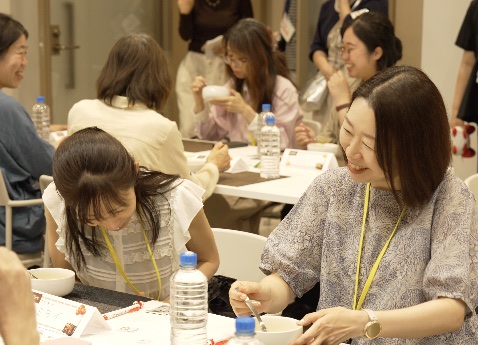テーブルを囲み、笑顔でスープを味わう参加者のみなさん