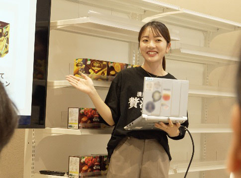 ブランドの想いや製品づくりのこだわりを紹介する「クノール®贅沢野菜®」の商品担当者