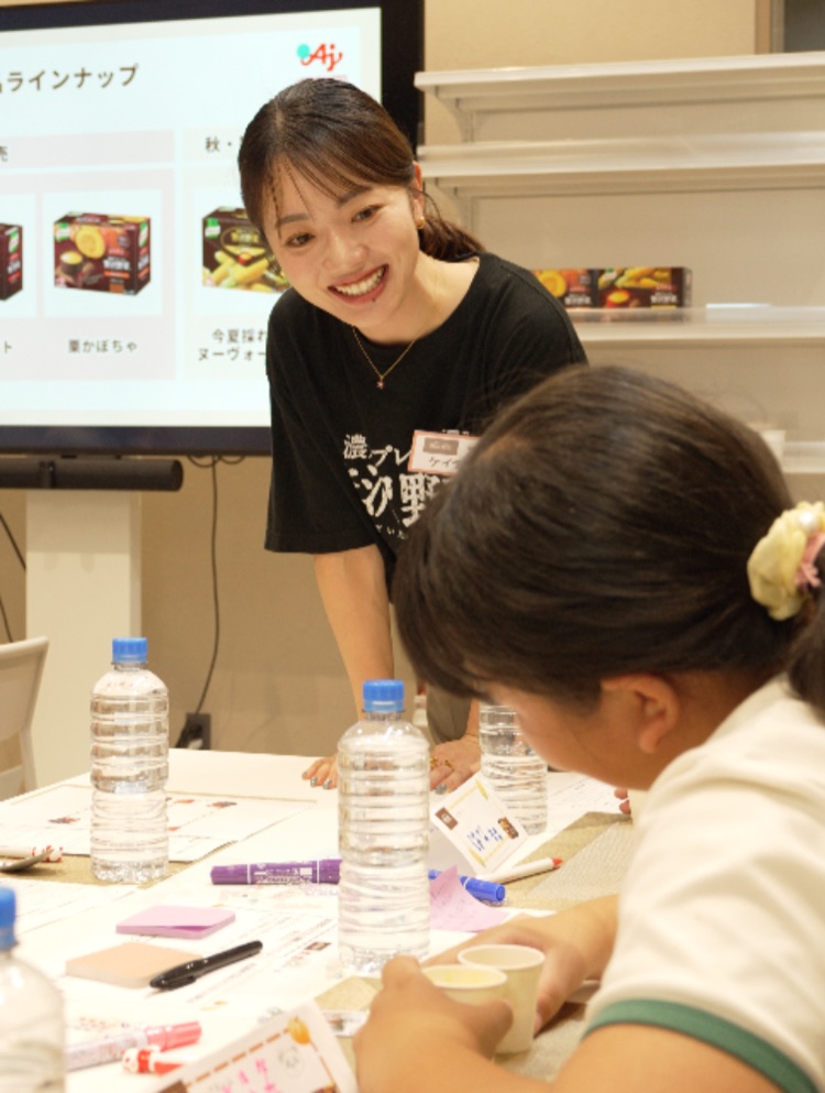 通年品3種類のラインナップを紹介しながら、参加者に飲み比べの感想をたずねる味の素社員