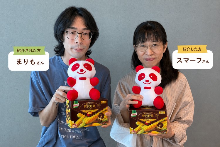 「クノール®贅沢野菜®」の箱とアジパンダ®のぬいぐるみを持つ、紹介された方のまりもさんと、紹介した方のスマーフさん