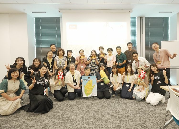 「スーパースイートコーン体験会」午前の部にご参加いただいたみなさまと味の素社員の集合写真