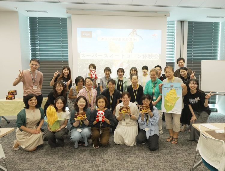 「スーパースイートコーン体験会」午後の部にご参加いただいたみなさまと味の素社員の集合写真