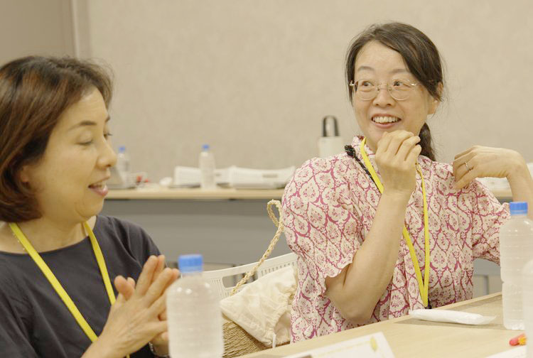 自己紹介をする参加者のみなさん