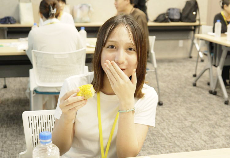 ひと口食べて、口元を押さえて話す女性の参加者さま
