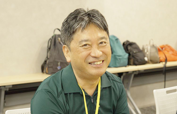 笑顔で感想を話す男性の参加者さま